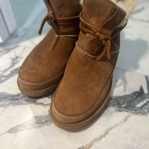 UGG Tan WOMen's Boots with Shearling Lining